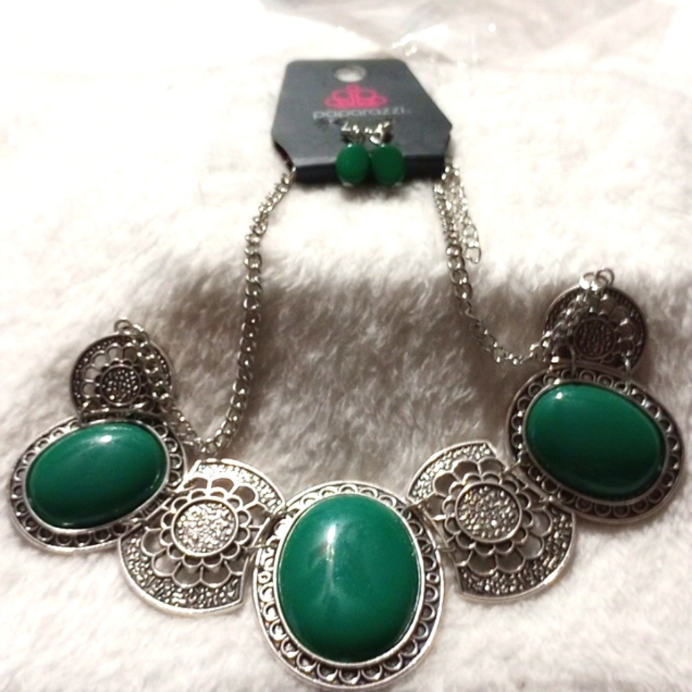 💐Emerald Green and Silver Necklace and Earring Set💐